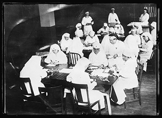 Healthcare works are shown during the 1918 influenza pandemic.