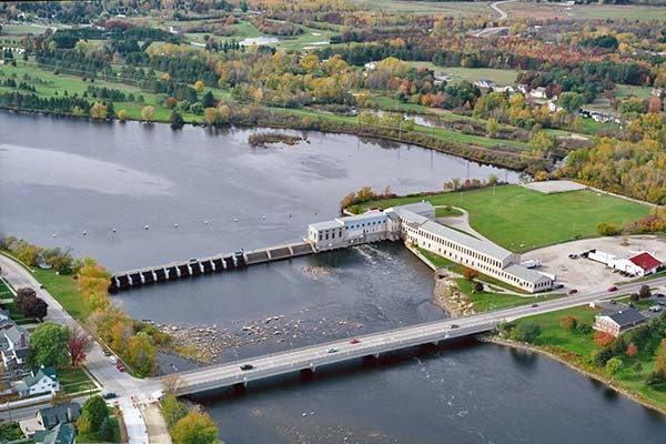 An aerial photo shows the Menominee Dam on the Menominee River on a clear day.