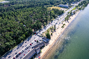 Bird's-eye view of U.S. 31with traffic just outside the state park