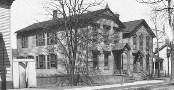 Black and white image of the Grant House in 1906.