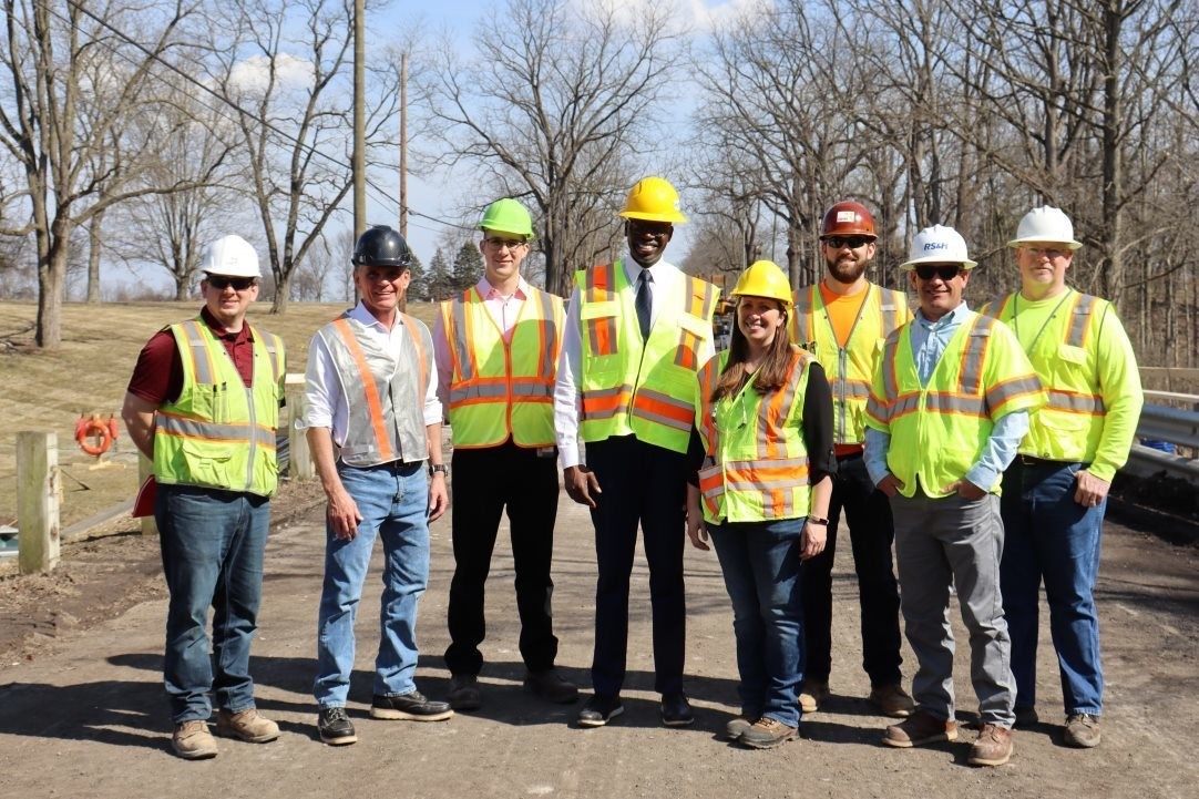 LG posing with construction team at I-375