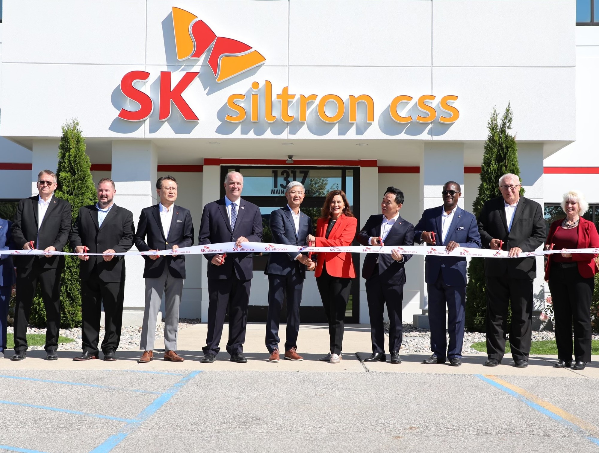 Gov. Whitmer at ribbon cutting of semiconductor wafer manufacturer SK Siltron’s new facility in Bay City