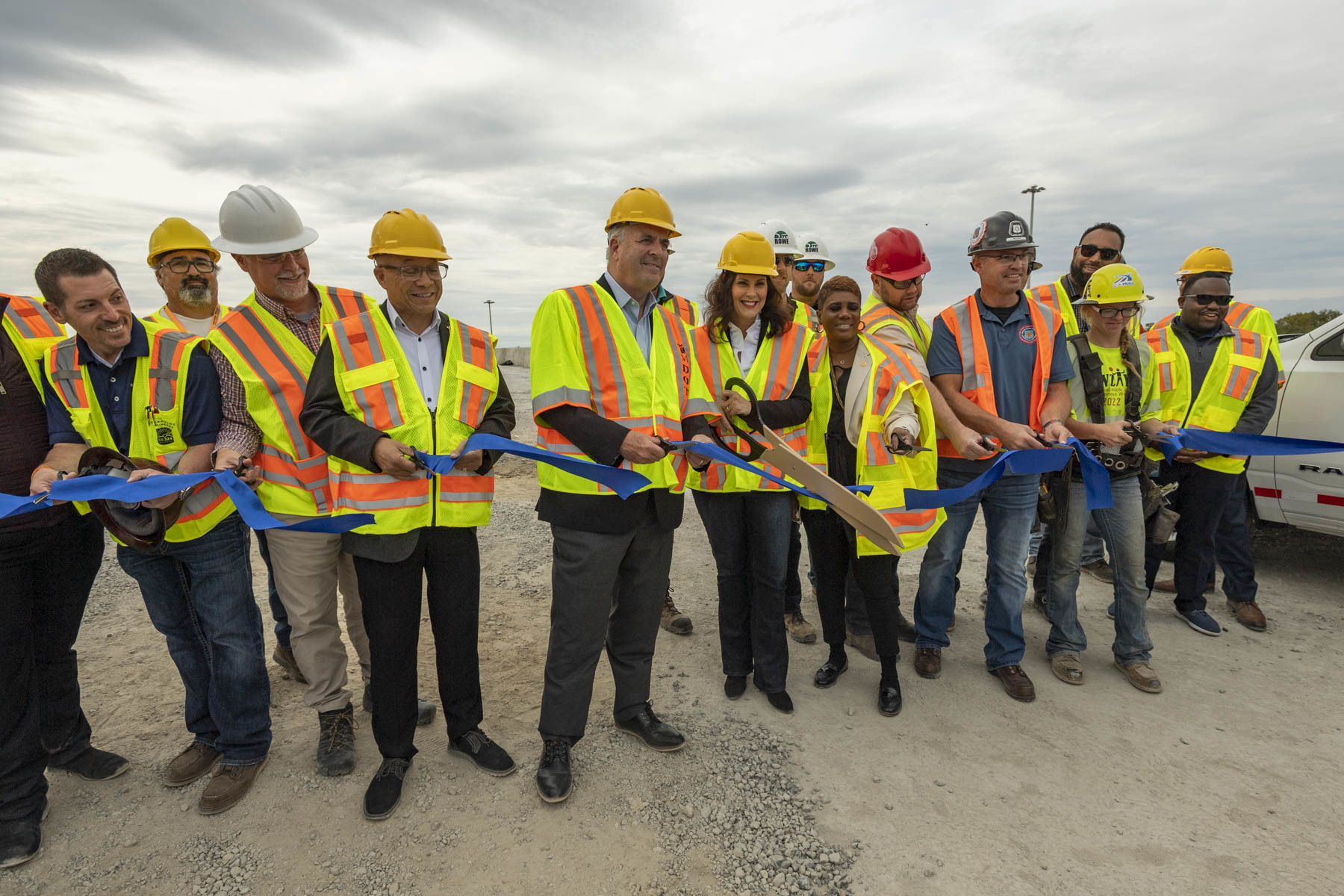 Gov. Whitmer and a group of people cut ribbon at event 