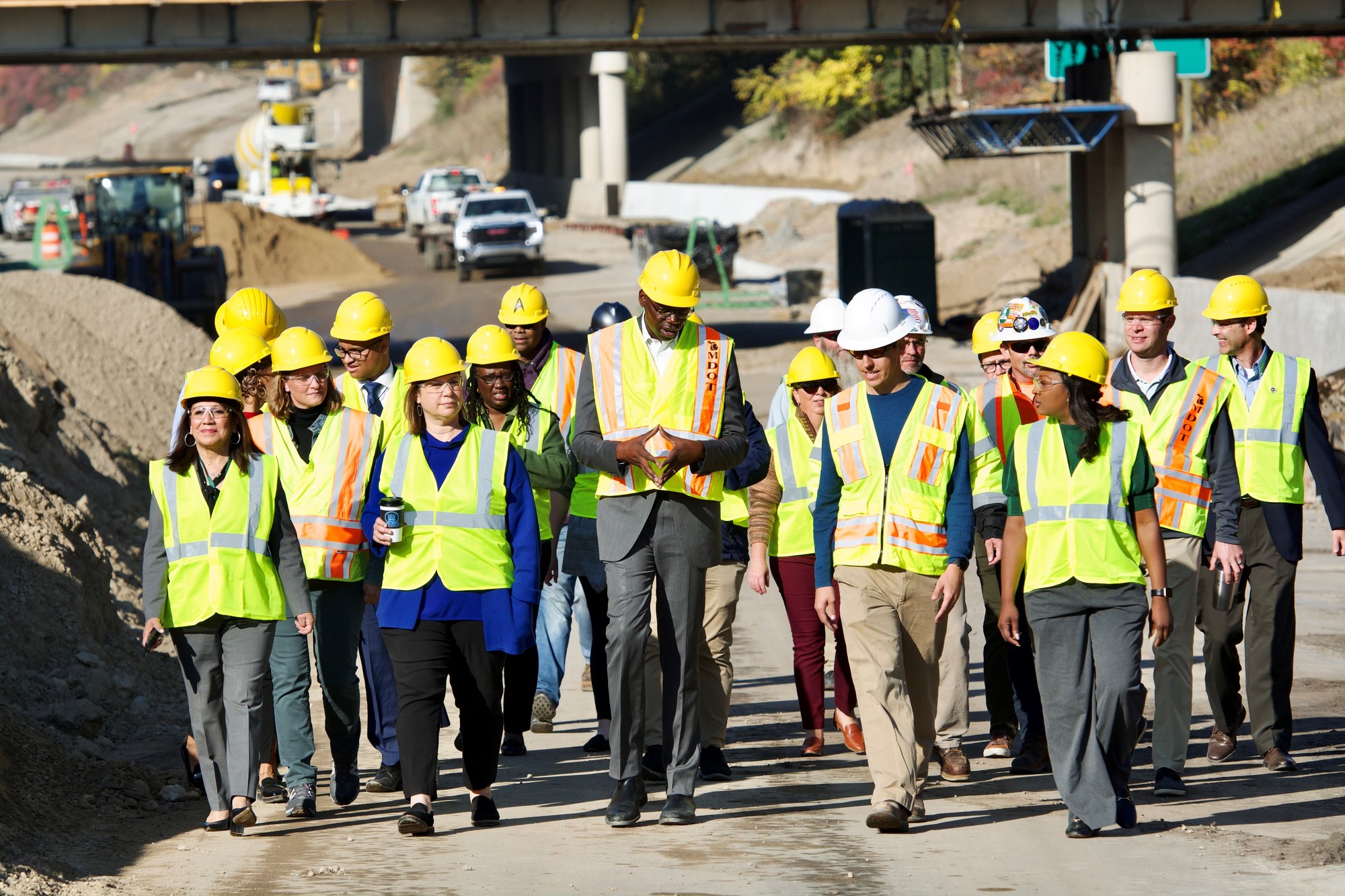 Lt. Gov, Gilchrist tours the Rebuilding Michigan I-496 project 