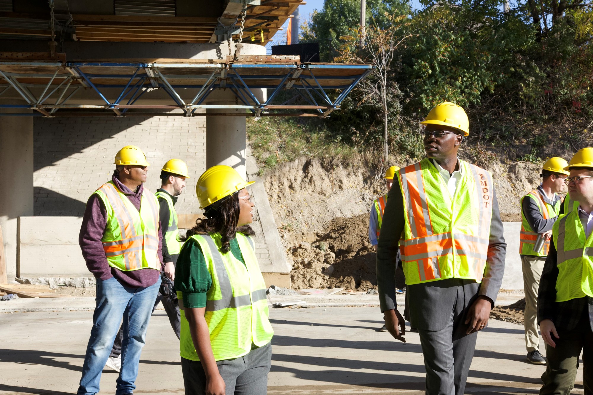 Lt. Gov, Gilchrist tours the Rebuilding Michigan I-496 project 