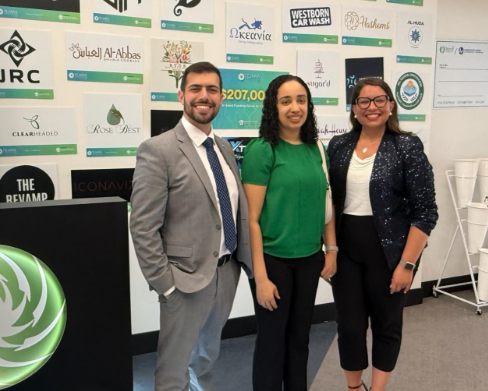 simone with mihi stands with local partners at digital access event