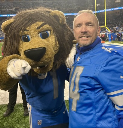 County Executive Dave Coulter poses with Detroit Lions mascot, Roary