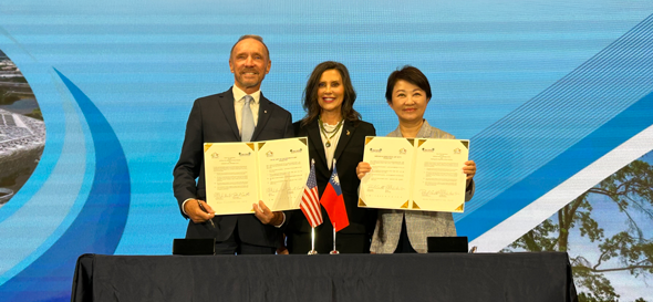 Oakland County Executive David Coulter, Michigan Governor Gretchen Whitmer, and Taichung City leadership signing the sister city partnership.