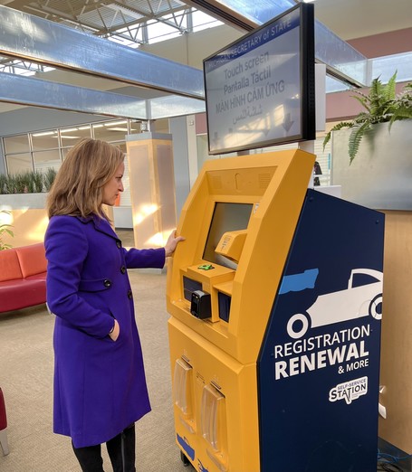 Secretary inspects self-service station