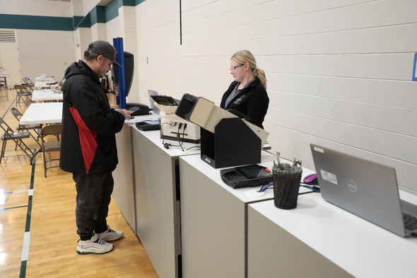 MDOS staff assist participants at Road to Restoration clinic in Monroe