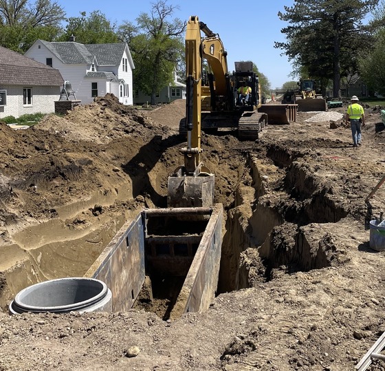 Trench box for utility replacements