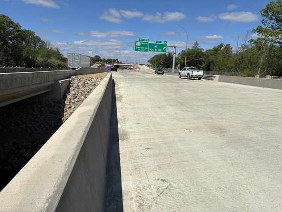 Photo showing westbound Interstate 90 off-ramp at Fourth Street Northwest at Cedar River in Austin, Minnesota.