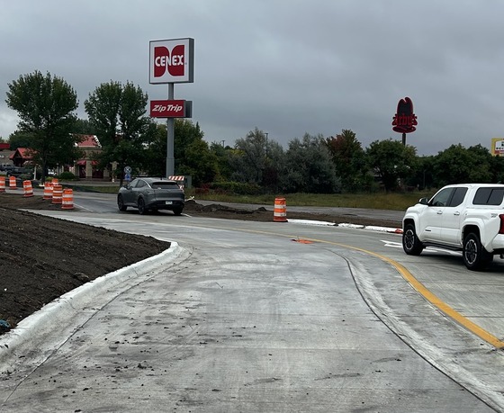 Temporary eastbound lane at the easterly roundabout