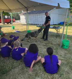 An EPPD Officer and K-9 speak with a group of kids