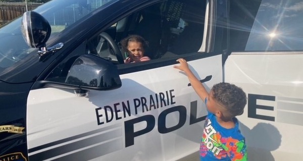 Kids looking at an EPPD squad car