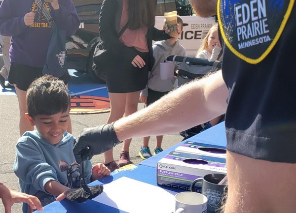 An EPPD officer speaks with kids