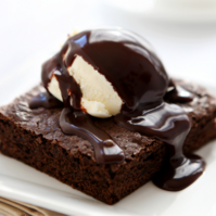 Brownie with ice cream and chocolate drizzle