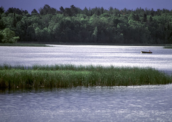 image of bass fishing by kayak on the Mississippi River