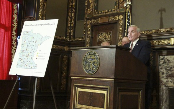 Photo: Governor Dayton at a podium in the Governor's Reception Room