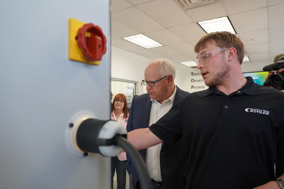 Governor Walz at manufacturing plant