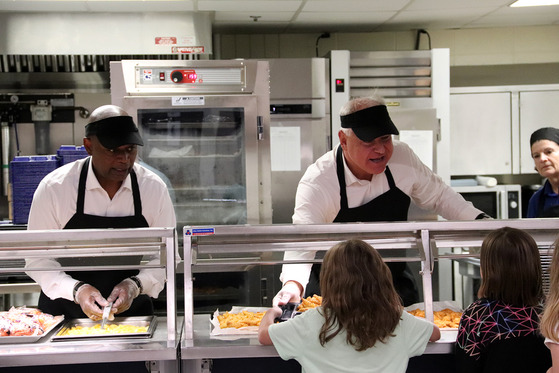 Governor Walz serves lunch to kids 