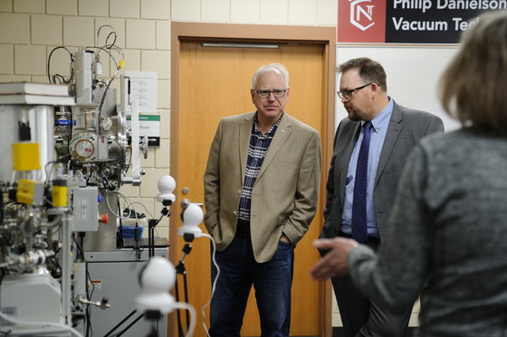 Governor Walz tours a vacuum and thin film production class at Normandale Community College