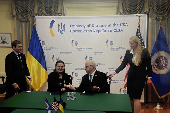 Governor Walz shakes hands with the Ukrainian Ambassor to the United States