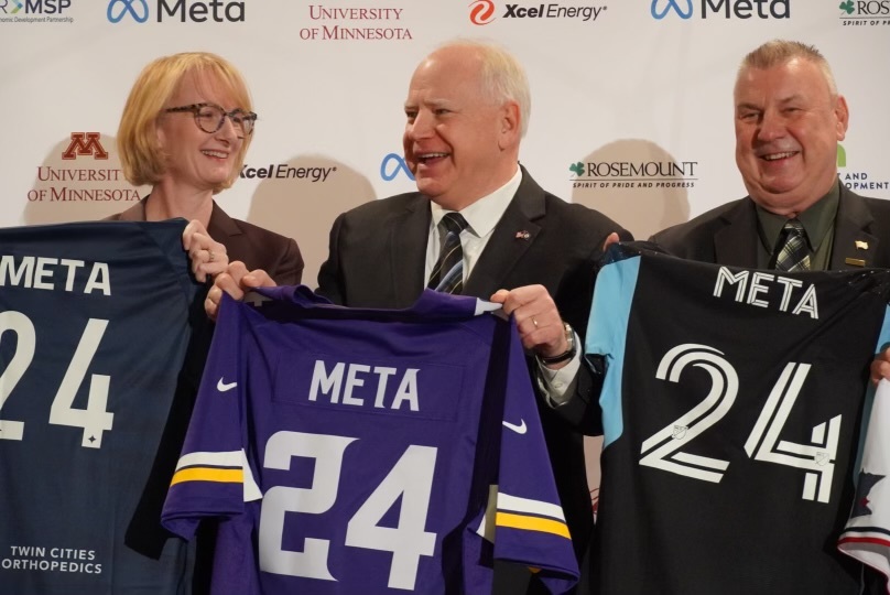 Governor Walz poses for a picture with Meta leadership