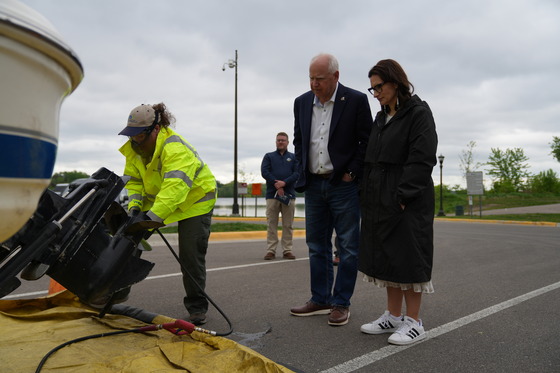 Governor Walz, Lt. Governor Flanagan receive a demonstration on zebra mussel detection