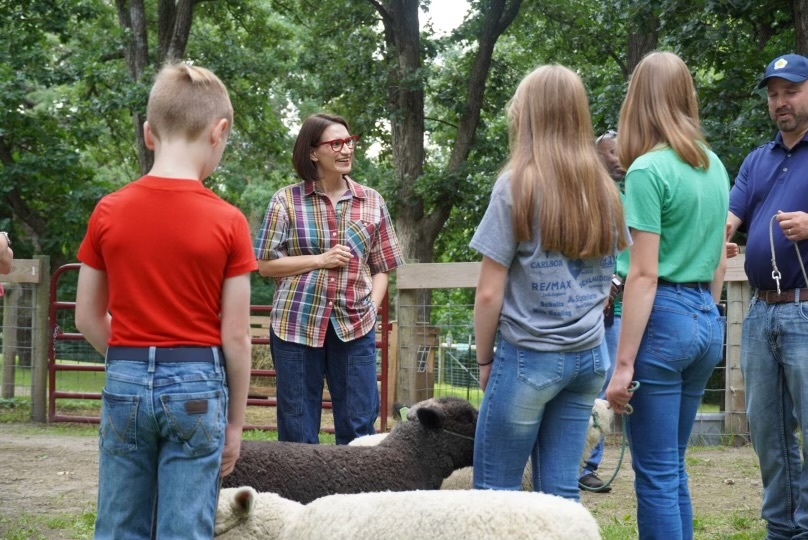 Lt. Governor Flanagan speaks with 4-H students