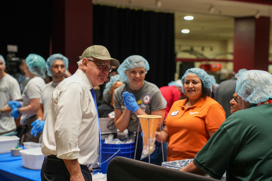 Governor Walz meets with volunteers at 9/11 meal packing event