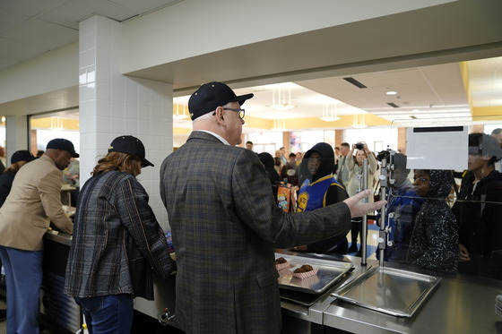 Governor Walz serves breakfast to students at school