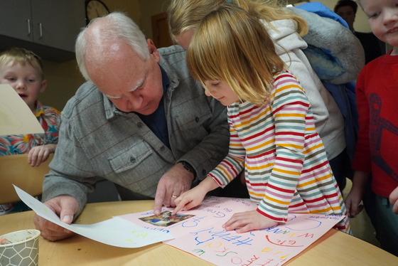 Governor Walz visits with pre-k students