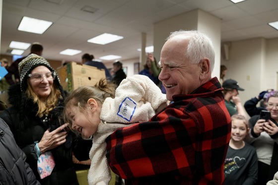 Governor Walz greets volunteer at community donation event in Anoka