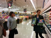 Comparing lettuce packaging at a zero waste shopping workshop
