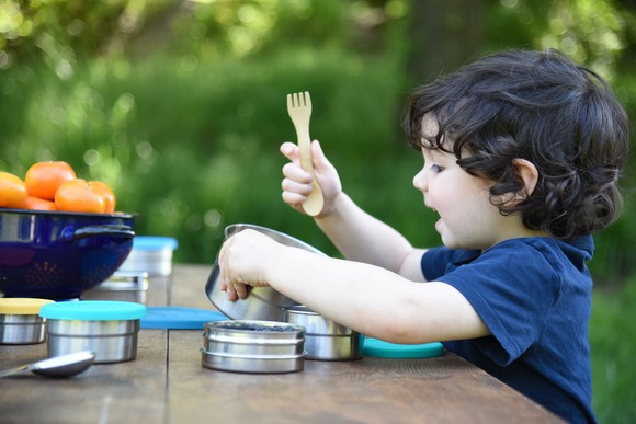 child using reusable lunch supplies