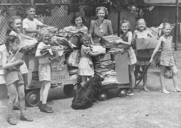 Children with newspapers