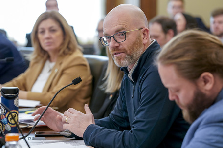 Tabke speaking in Committee