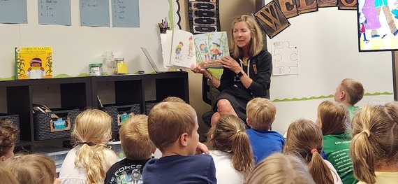 Jodi Landro reading to students