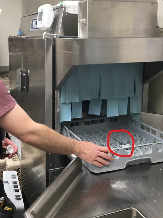Irreversible min/max thermometer on dish machine rack