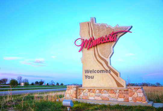 Sign saying "Minnesota welcomes you"