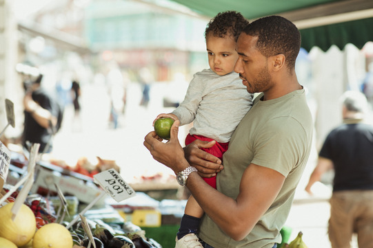 dad with toddler at farmers market