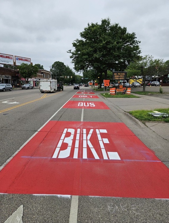 Red bus lane on Marshall Ave between Wilder and Cretin avenues