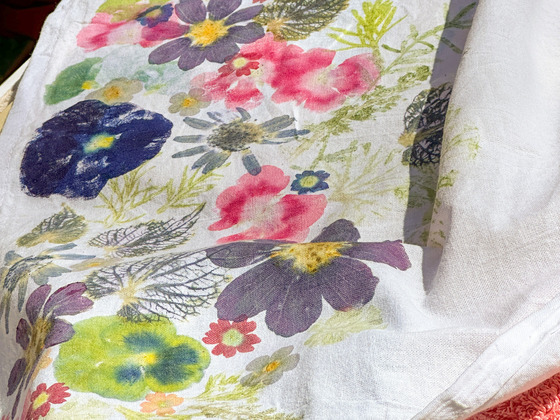 A cloth designed with flower pounding techniques by Winna