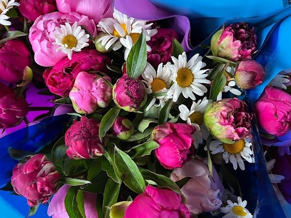 peony and daisy bouquet