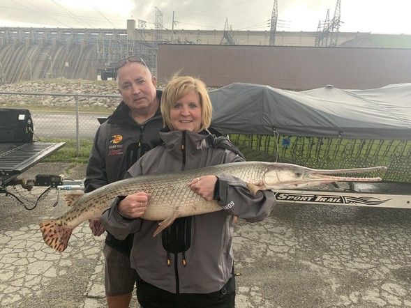 Anthony Schnur, Jr. and Cindy Dennison hold longnose gar