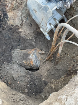 A hydraulic lift tank is being removed from ground