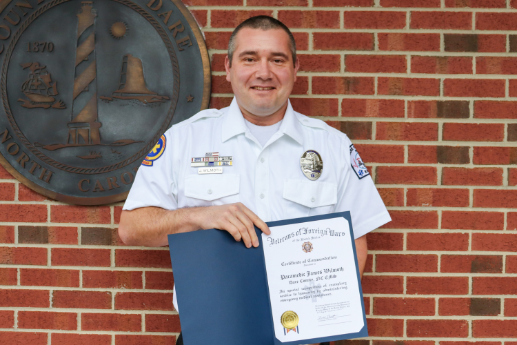 Image of Paramedic James Wilmoth holding his award.