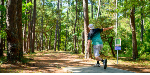 Image of a man playing disc golf.