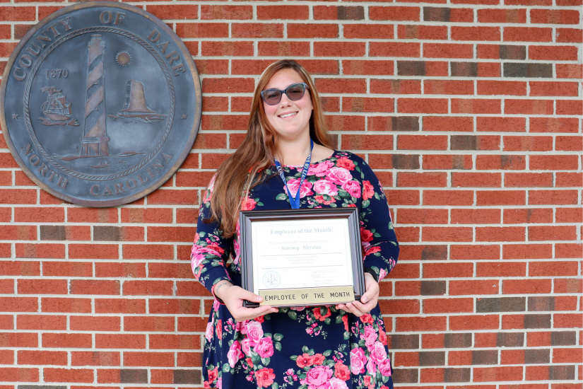 Heroux holds her award.